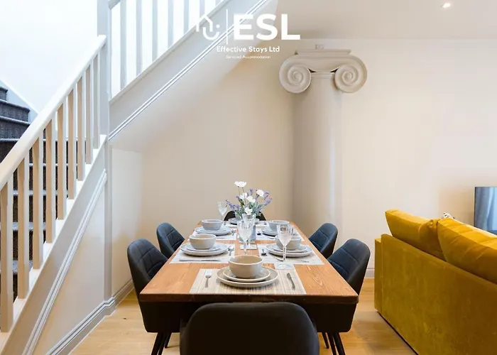 Dashing 2 Bedroom Duplex Apartment, Free Parking