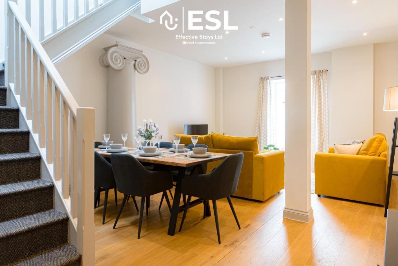 Dashing 2 Bedroom Duplex Apartment, Free Parking Apartment *