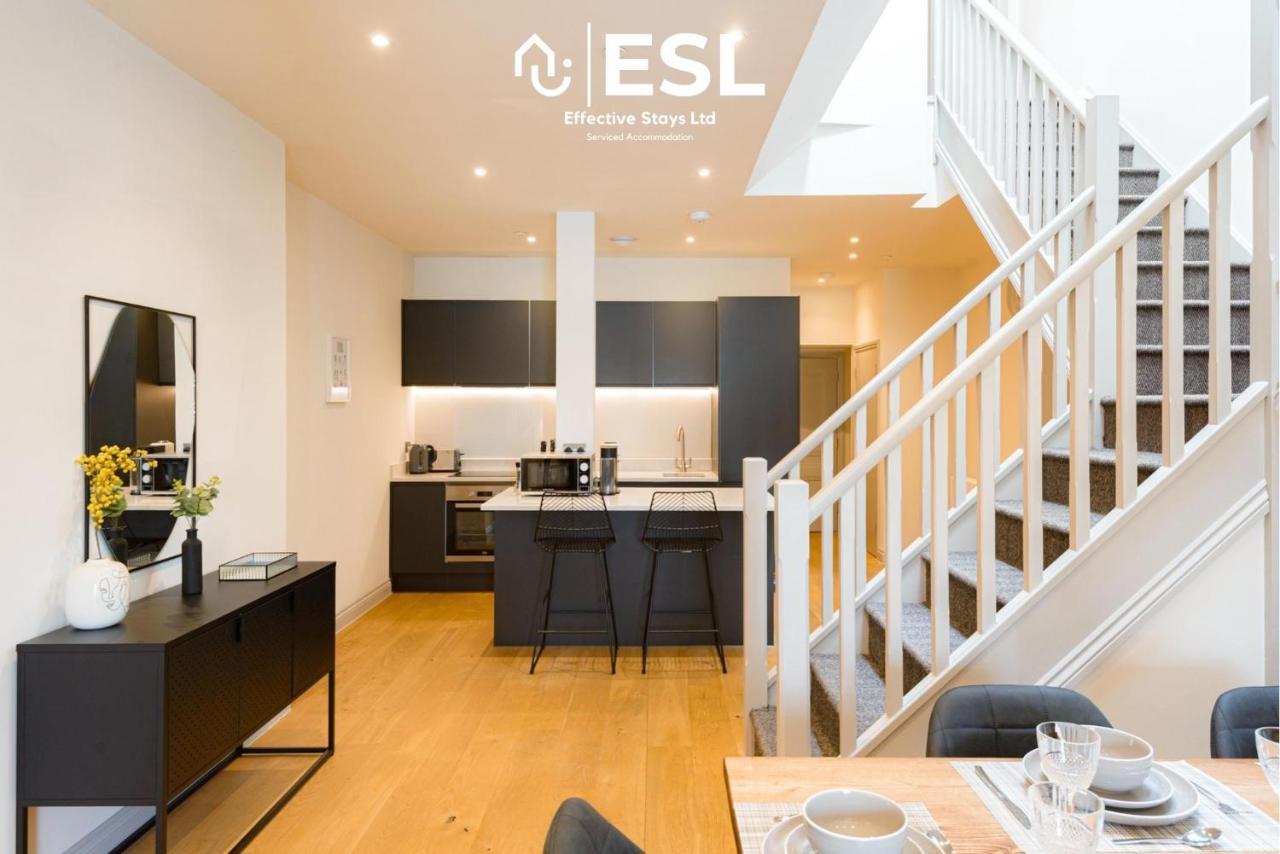 Dashing 2 Bedroom Duplex Apartment, Free Parking Apartment *